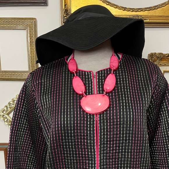 I make you feel my proton, neutron, and electron yo, I be the number one icon - Picture 3 of 10